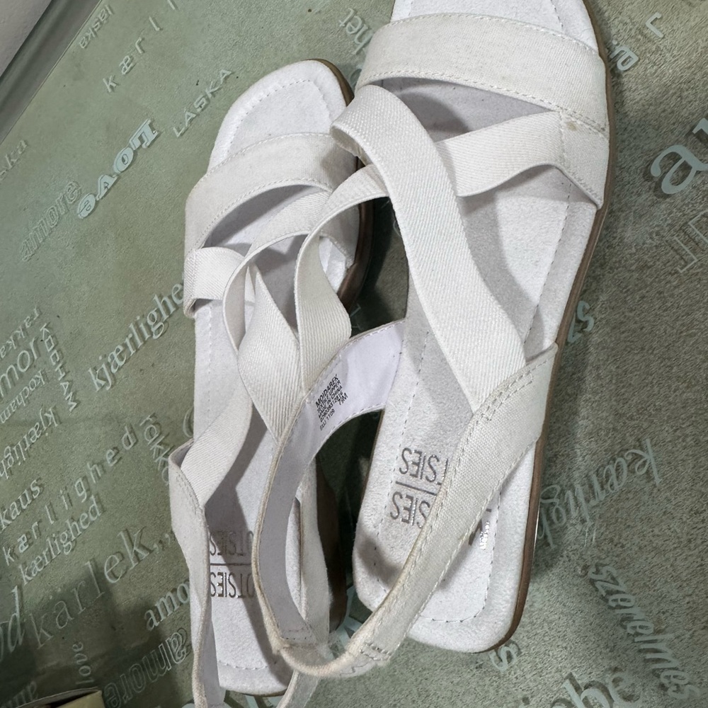 Mootsies Tootsies White Sandals Strappy Design